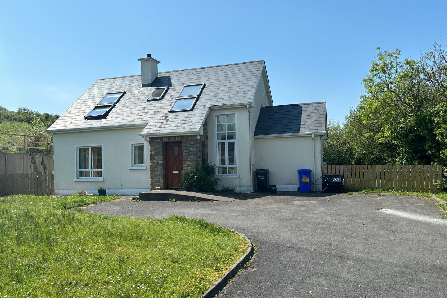 Surfers Delight, 1 Ardeelan Lower, Rossnowlagh, Co. Donegal, F94K163 is