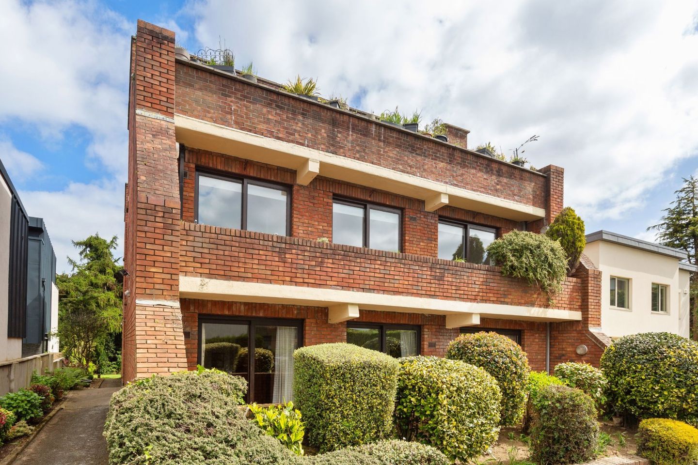 2 Dualla Court, Road, Blackrock, Co. Dublin, A94N2Y9 is for