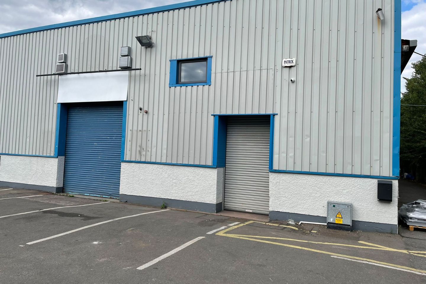 Commercial property for rent in Dosco Business Park, South Douglas Road