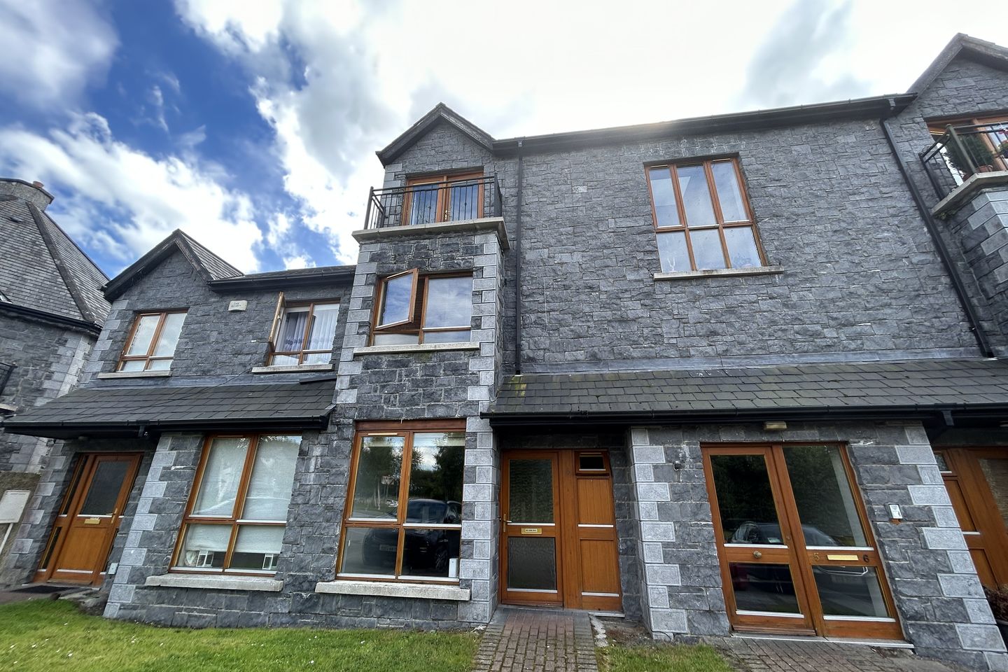 5 The Oaks, Lakepoint Park, Mullingar, Co. Westmeath, N91Y393 is for