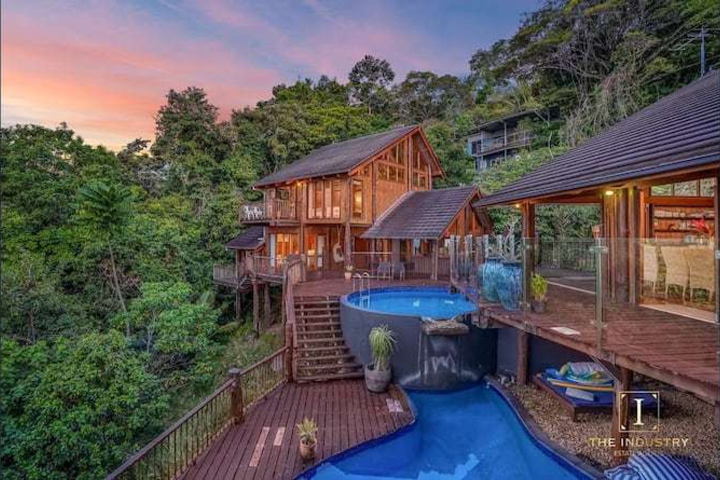 Stunning 6 Bed Villa For Sale In Seascape Trinity Beach Queensland