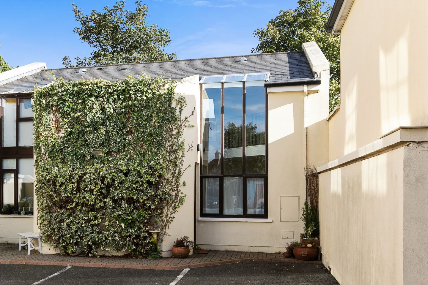 2 Roebuck Mews, The Palms, Mount Merrion, Co. Dublin, D14V2F4 is for