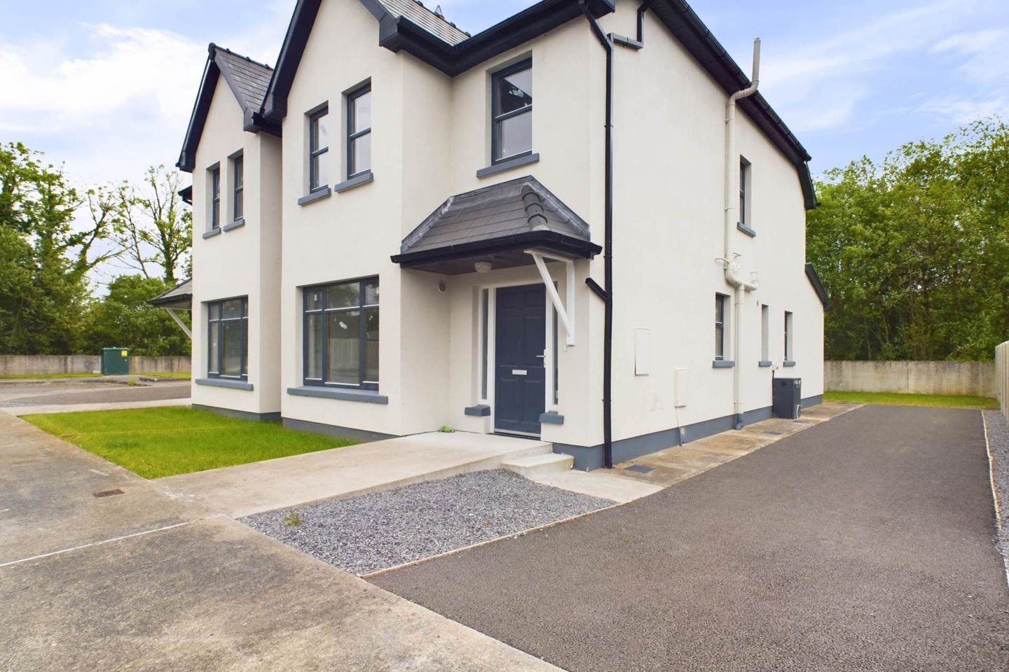 16 Lios Na Habhainn, Roosky, Rooskey, Co. N41NH61 is for