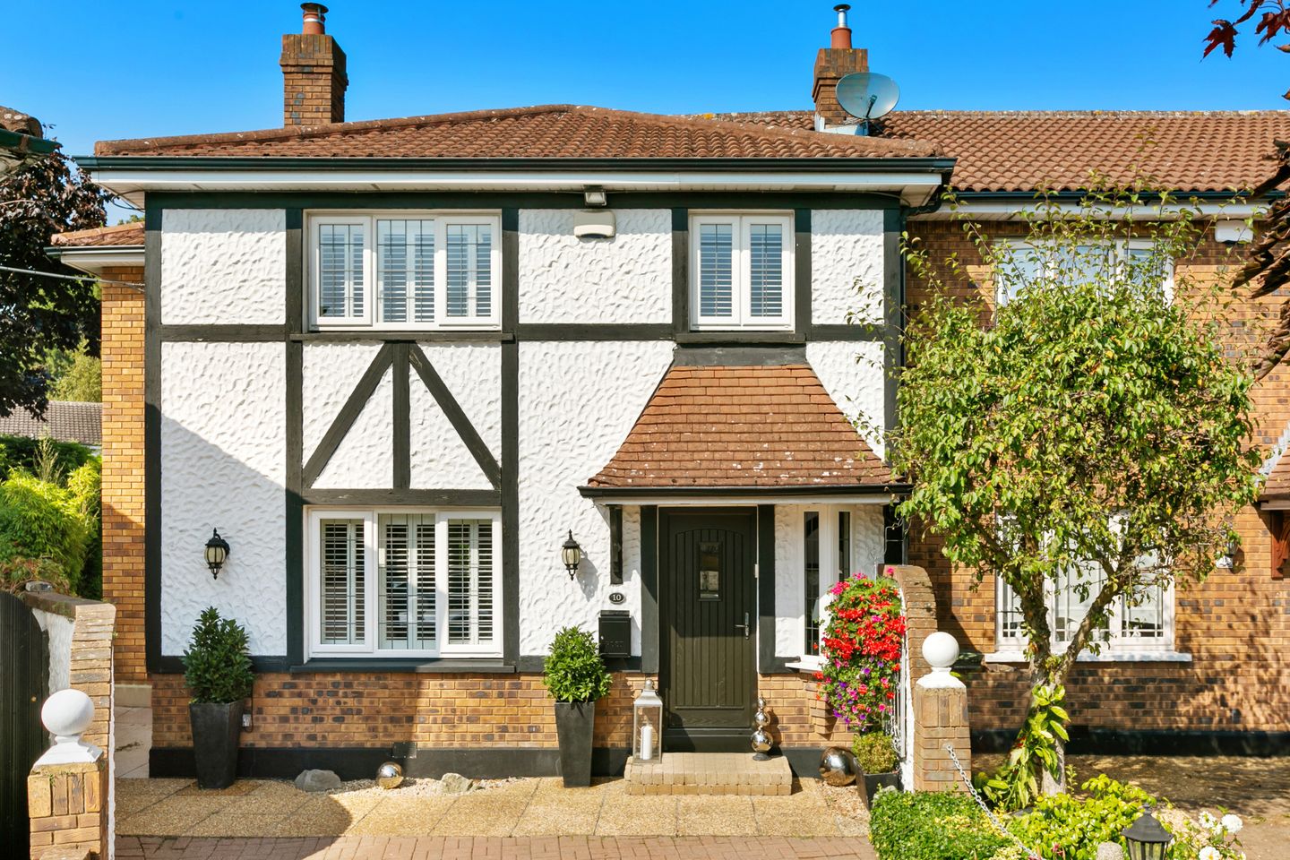 10 The Crescent, Griffith Downs, Drumcondra, Dublin 9, D09CT17 is for