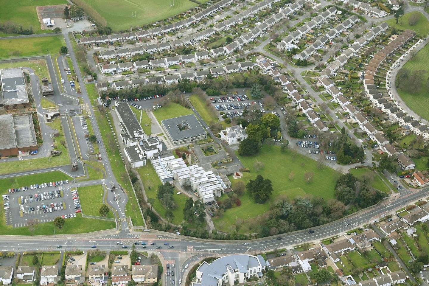 Commercial property for rent in IMI Irish Management Institute Offices