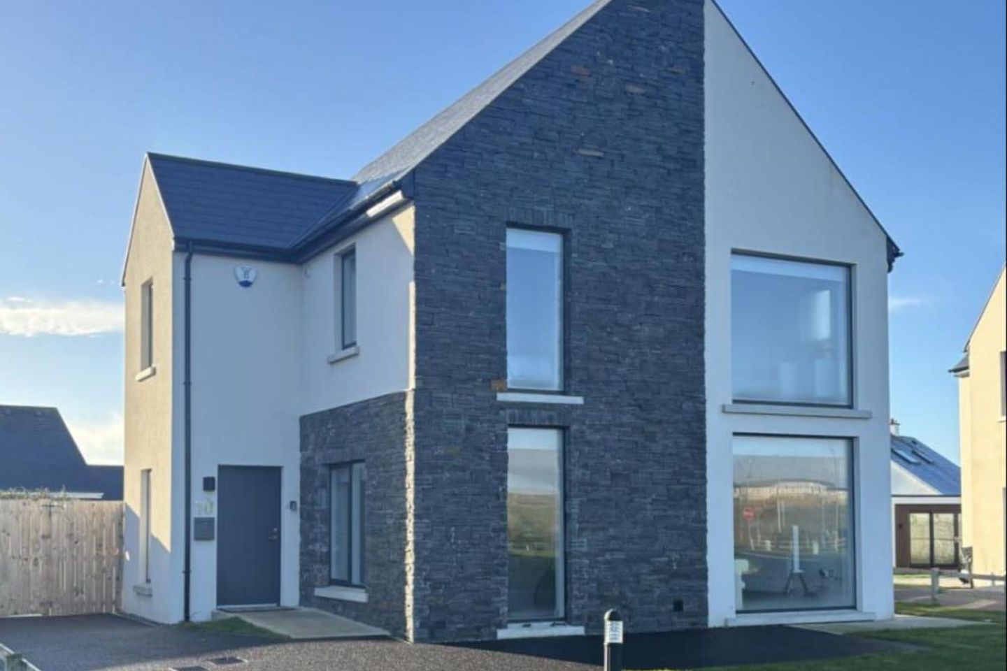 10 Breezy Point, Rossnowlagh Lower, Rossnowlagh, Co. Donegal, F94HXV1