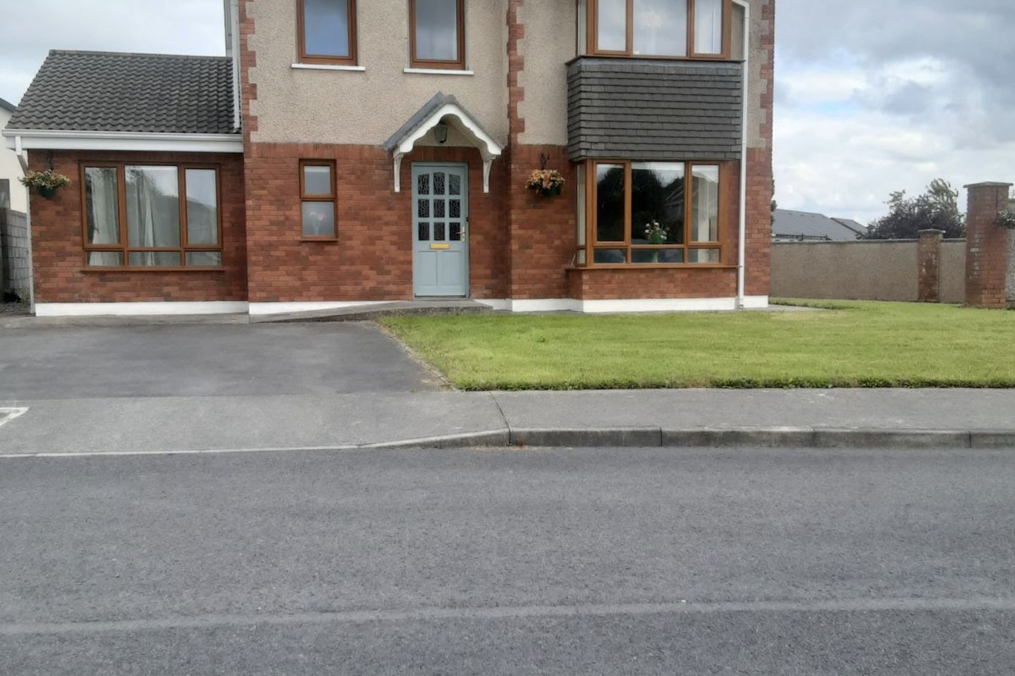 42 The Maples, Oakleigh Wood, Ennis, Ennis, Co. Clare, V95DX2F is for