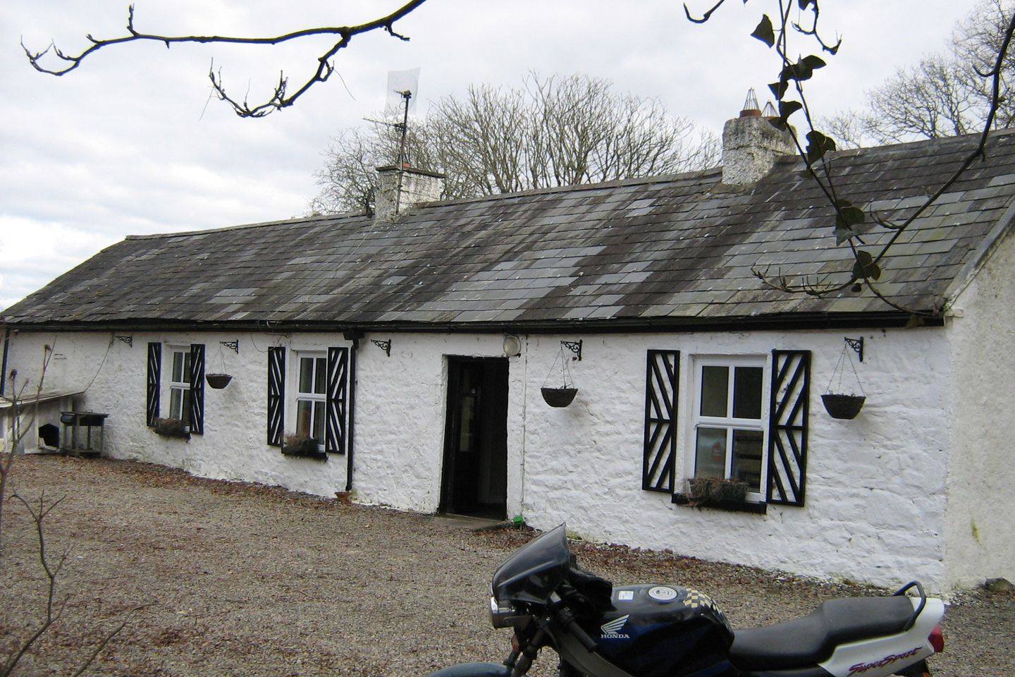 Annesgrove Cottage Blackwater, Clonlara, Co. Clare, V94XHW5 is for sale