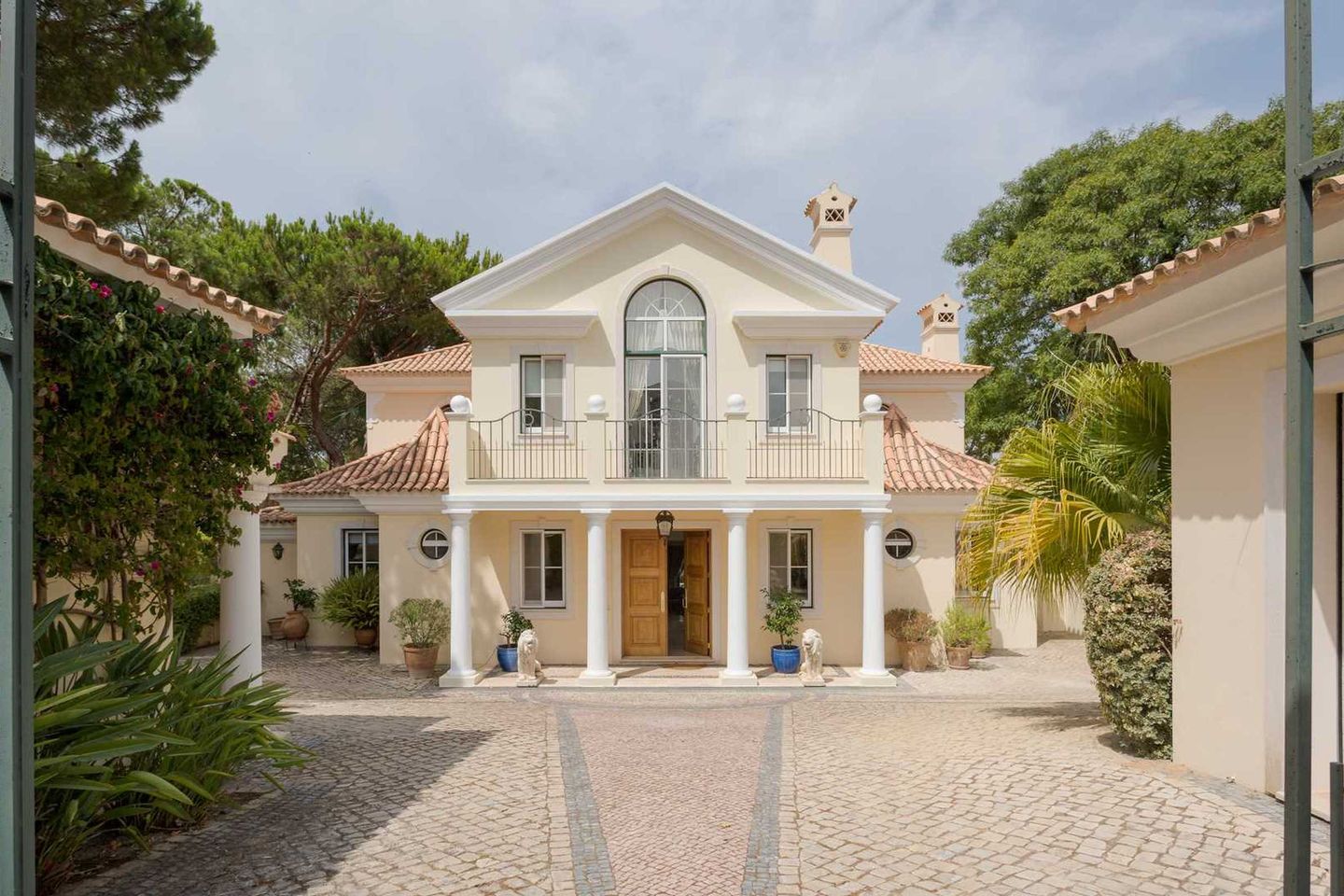 Classical villa with a large garden in Pinheiros A, Vale Do Lobo, Algarve, Portugal
