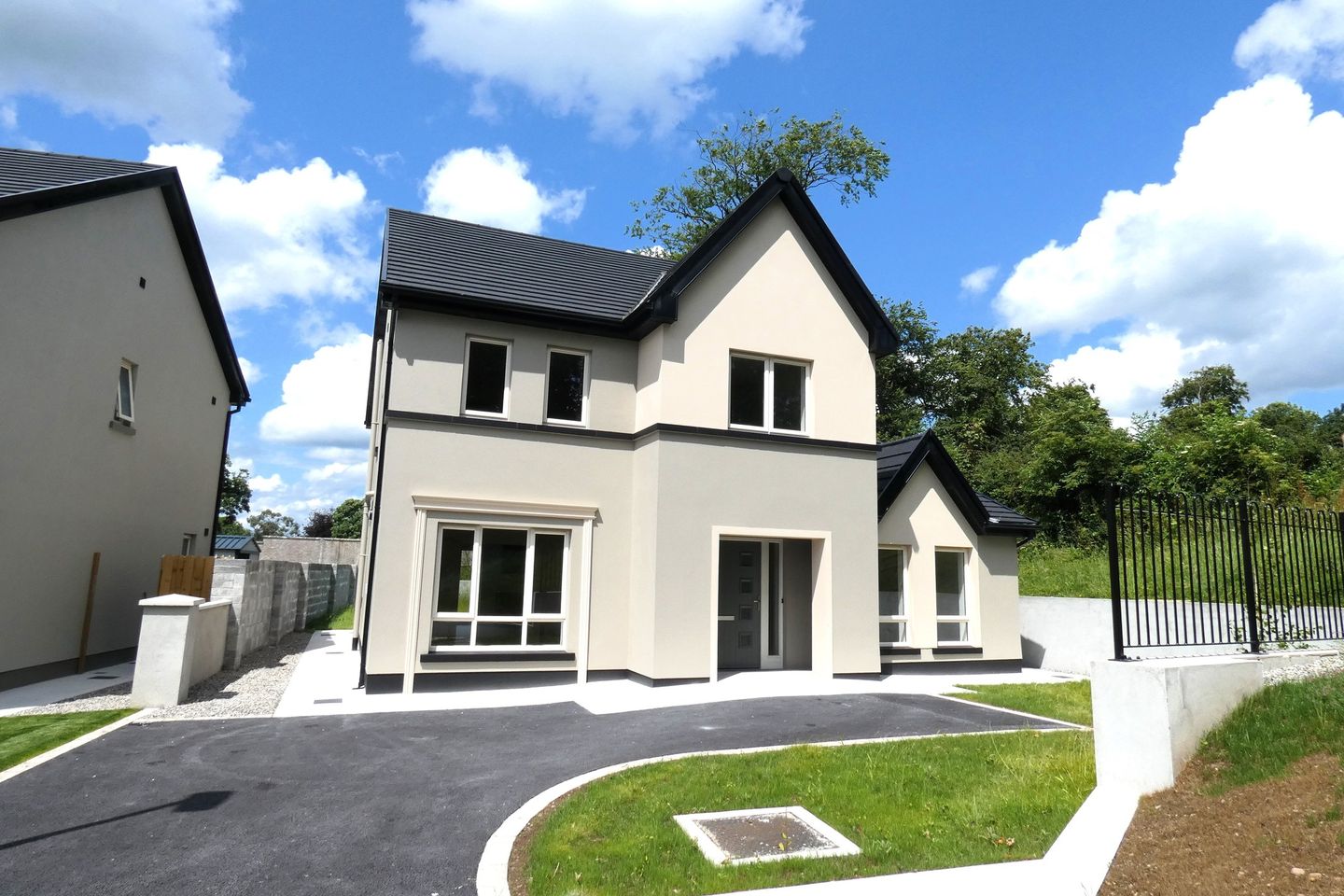 46 Radharc Doire, Smithstown, Shannon, Co. Clare, V14RY79 is for sale