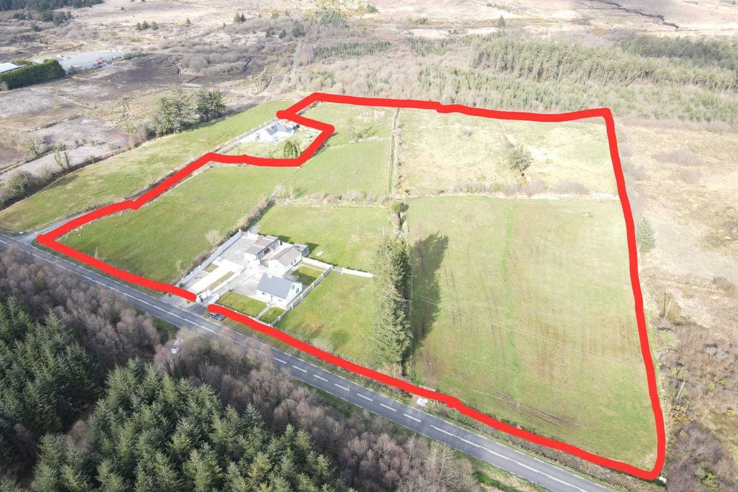 Commercial property for sale in C.10.1 acres & 3 bedroom detached
