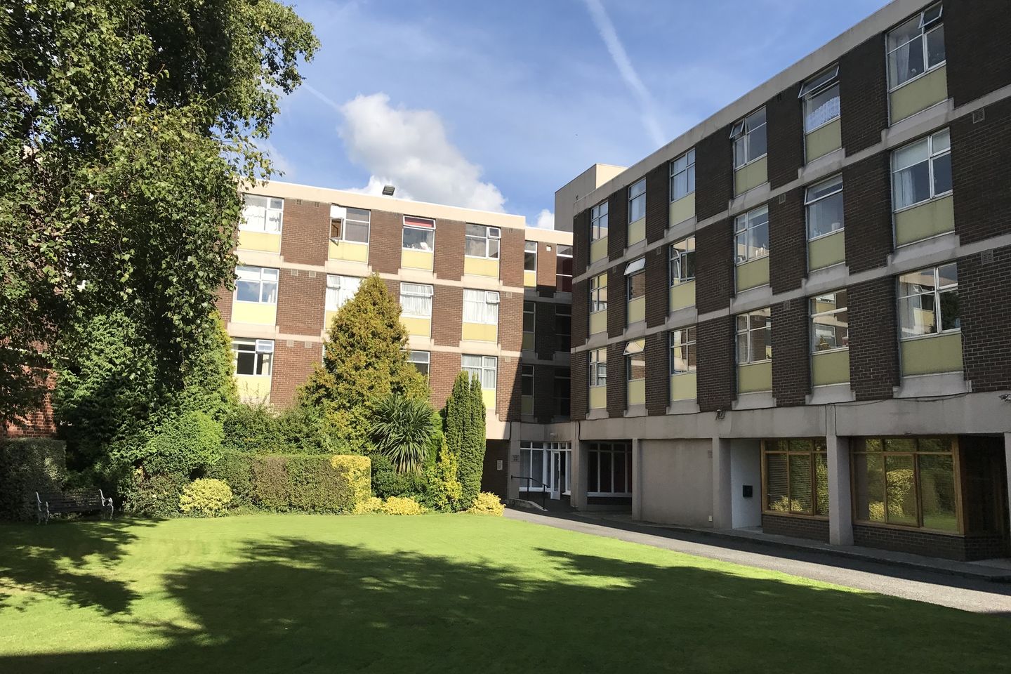 Apartment 46, Cranford Court, Donnybrook, Dublin 4, D04TW01 is for sale