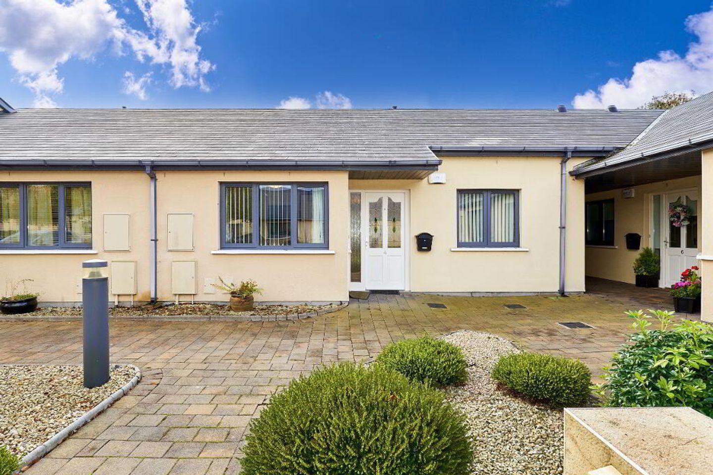 Knightsbridge Mews, 4 Knightsbridge Mews, Knightsbridge Avenue