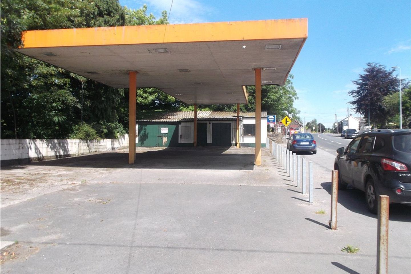 Garage & Forecourt, Main St