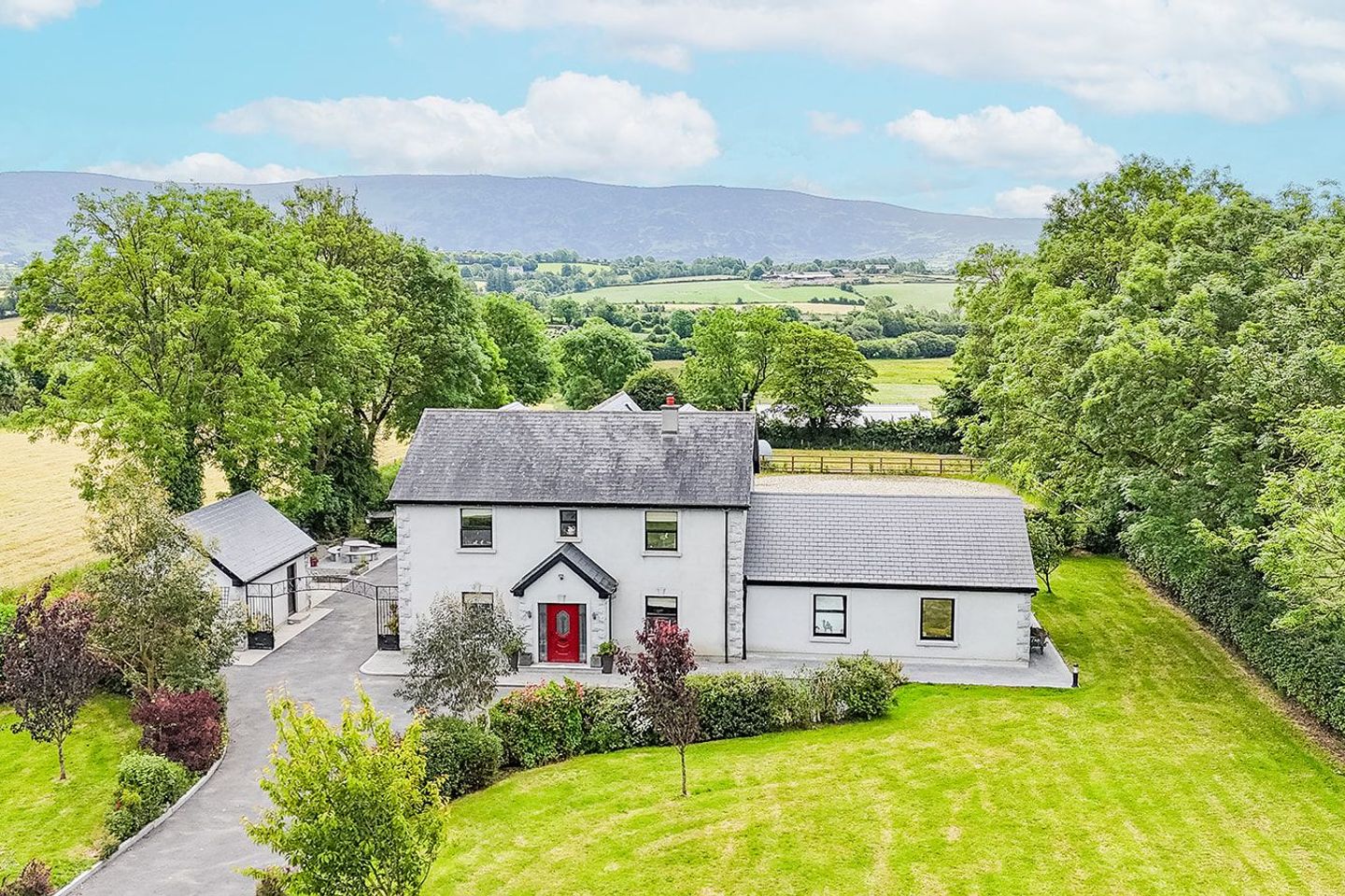 TOP QUALITY 5 BED DETACHED EQUESTRIAN PROPERTY ON C. 14 ACRES