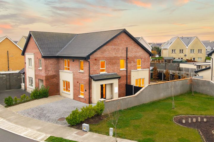 2 Morristown Grove, Cornelscourt, Newbridge, Co. Kildare, W12FY23