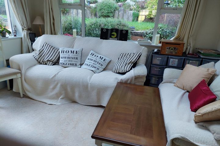 Are you looking for a 5-day week rental?  One double room available for 1 FEMALE Professional or at College for only €750 per month, Shankill, Dublin 18