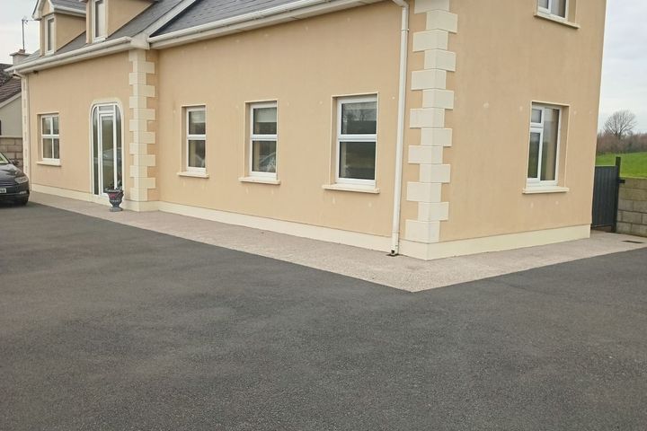 Charleville,Co. Cork- Digs Available/Full Time, Charleville, Co. Cork