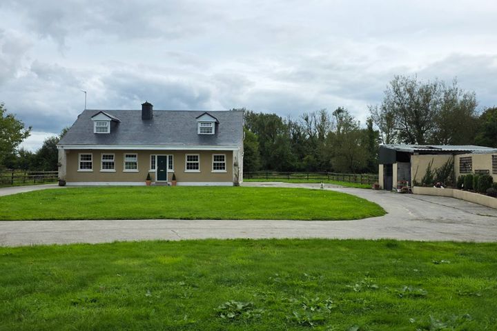 Hall, Moate, Athlone, Co. Westmeath, N37HH51