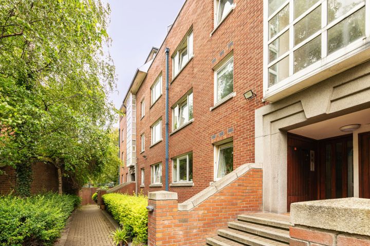 Apartment 10, Dean's Court, Christchurch Square, Dublin 8, D08Y627