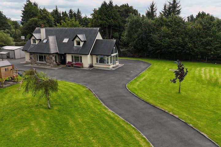 Shower Corner, Ballymakeogh, Newport, Co. Tipperary, V94Y8C3