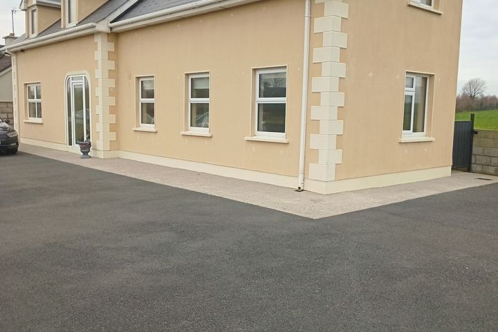 Charleville,Co. Cork- Digs Available/Full Time, Charleville, Co. Cork