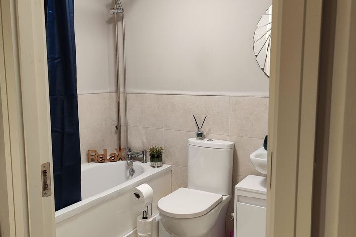 (Mon-Fri Accommodation, Female Only, 3min drive to Tullamore Hospital), Tullamore, Co. Offaly