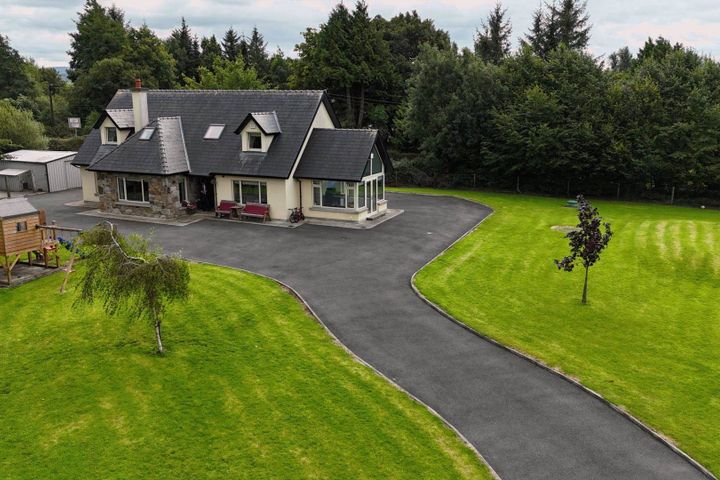 Shower Corner, Ballymakeogh, Newport, Co. Tipperary, V94Y8C3