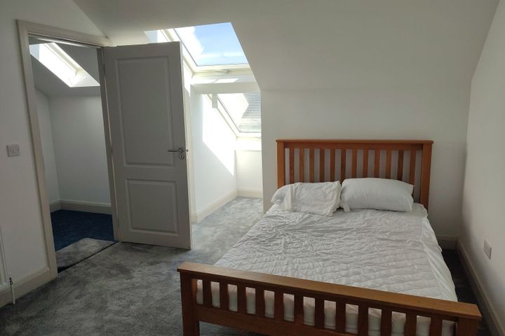 Large Ensuite Double Room available on Separate floor Female/ Student only , Kilcock, Co. Kildare