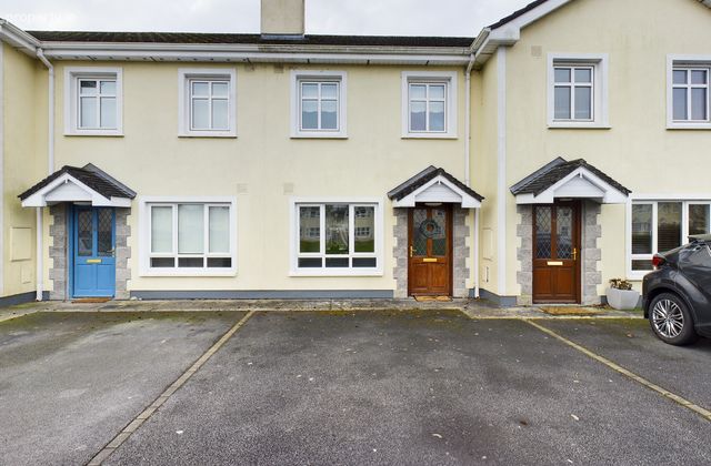 57 Sl&iacute; An Chlair&iacute;n, Athenry, Co. Galway - Click to view photos