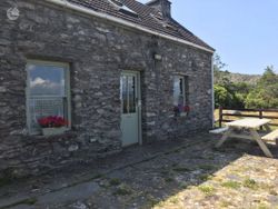 Traditional Cosy Stone Cottage with harbour views , Killarney, Co. Kerry