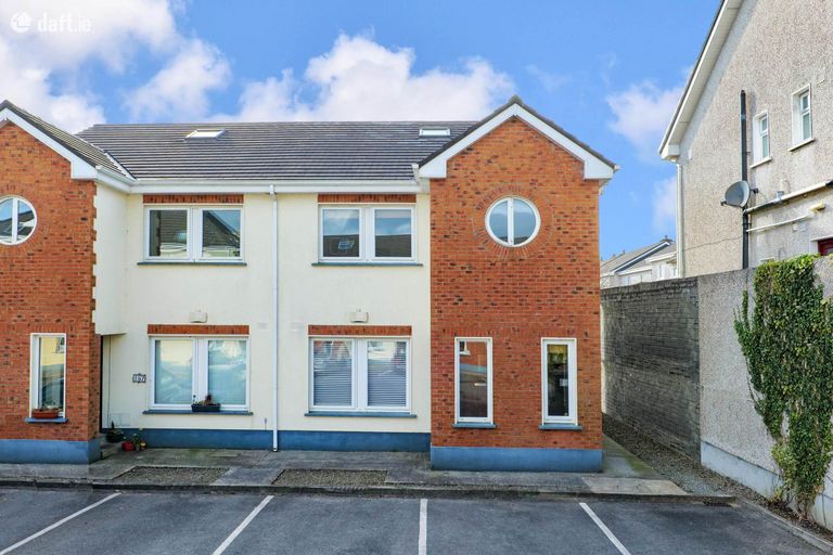 159 Manor Court, Knocknacarra, Co. Galway - Click to view photos