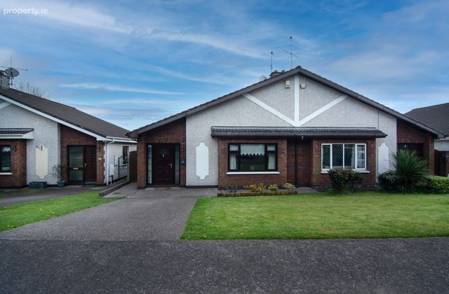 31 Oakfield Drive, Glanmire, Co. Cork - Click to view photos