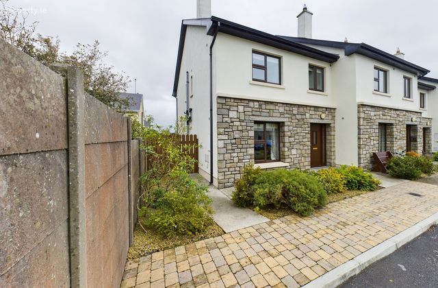 18 P&aacute;irc Na R&iacute;, Athenry, Co. Galway - Click to view photos