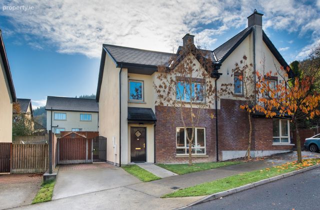 39 Castle Heights, Carrick-on-Suir, Co. Tipperary - Click to view photos
