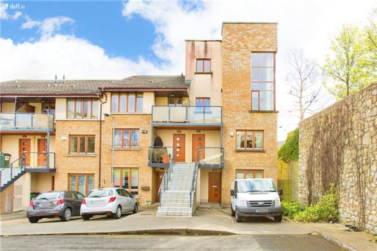 Belarmine Crescent, Stepaside, Dublin 18
